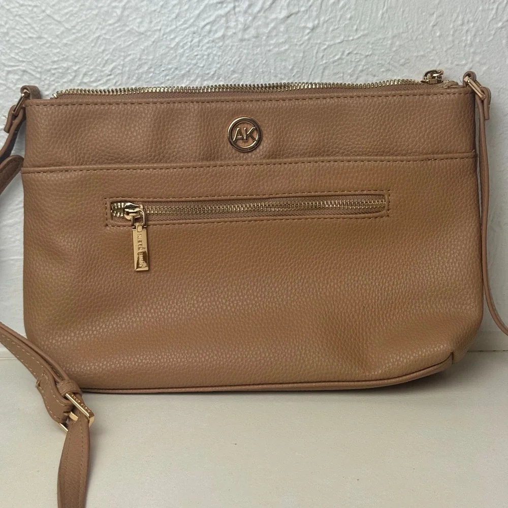 Anne‎ Klein Tan Pebble Crossbody Bag Gold Tone Hardware Adjustable Strap